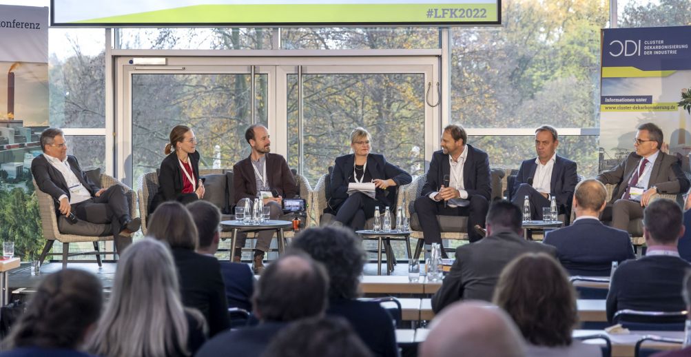 Wie gelingt die industrielle Dekarbonisierung unter den aktuellen politischen Rahmenbedingungen Expertentalk auf der Lausitzer Fachkonferenz 2022  Klimaneutrale Industrie in Cottbus.