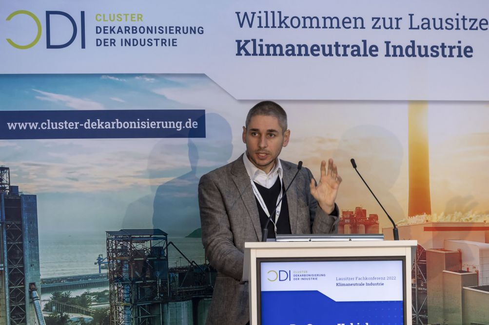 Dr. Georg Kobiela Referent fr die Industrietransformation bei Germanwatch spricht ber Klimaschutz in Zeiten der Krisen.