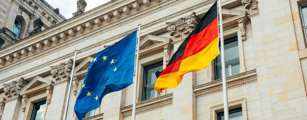 EU und Deutschlandflagge vor dem Reichstagsgebude