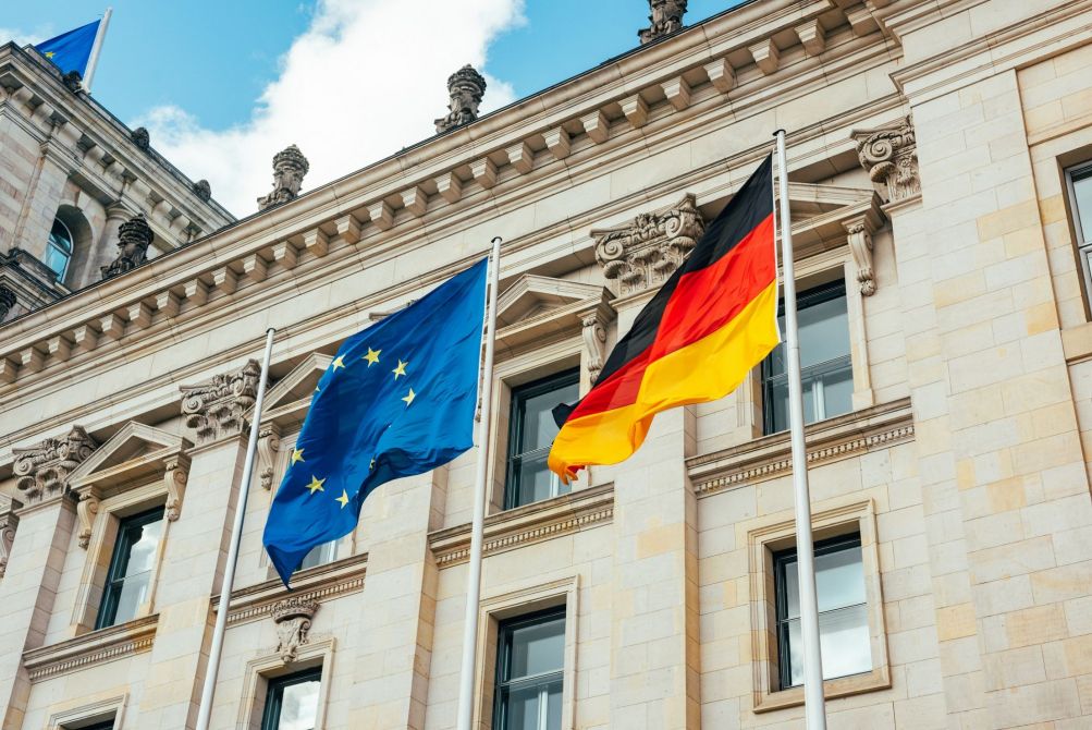 EU und Deutschlandflagge vor dem Reichstagsgebäude